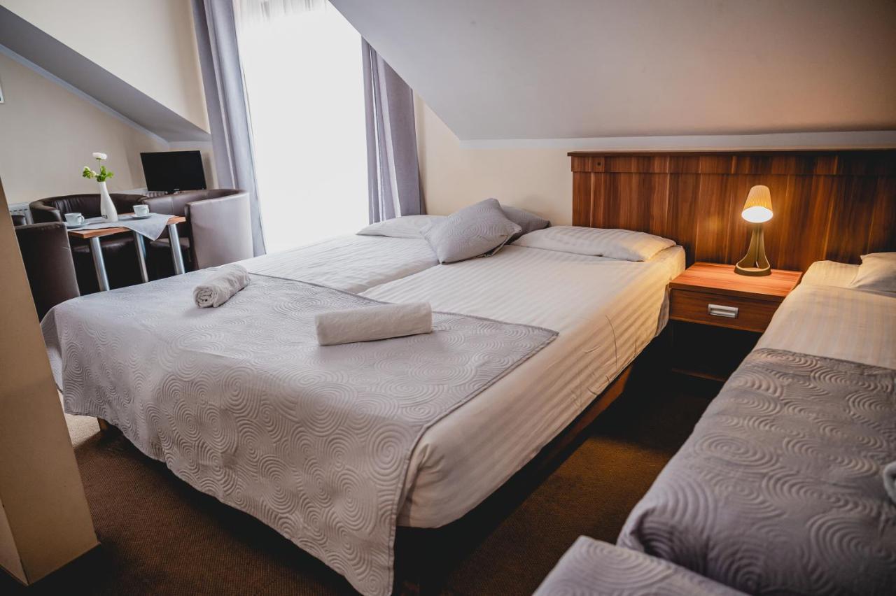 Hotel Nad Morzem- Art-Pension Świerzno Buitenkant foto